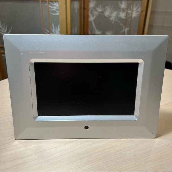 Nextar Digital Photo Frame N7-110 with Silver Frame, 7 inch - Picture 2 of 7